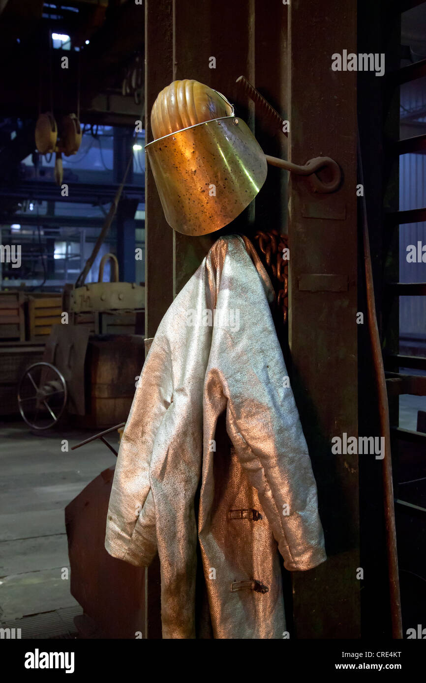 Schutzausrüstung, Helm und Jacke eines Arbeitnehmers Schmelze Luitpoldhuette AG, eine Gießerei, die spezialisiert auf die Besetzung Stockfoto