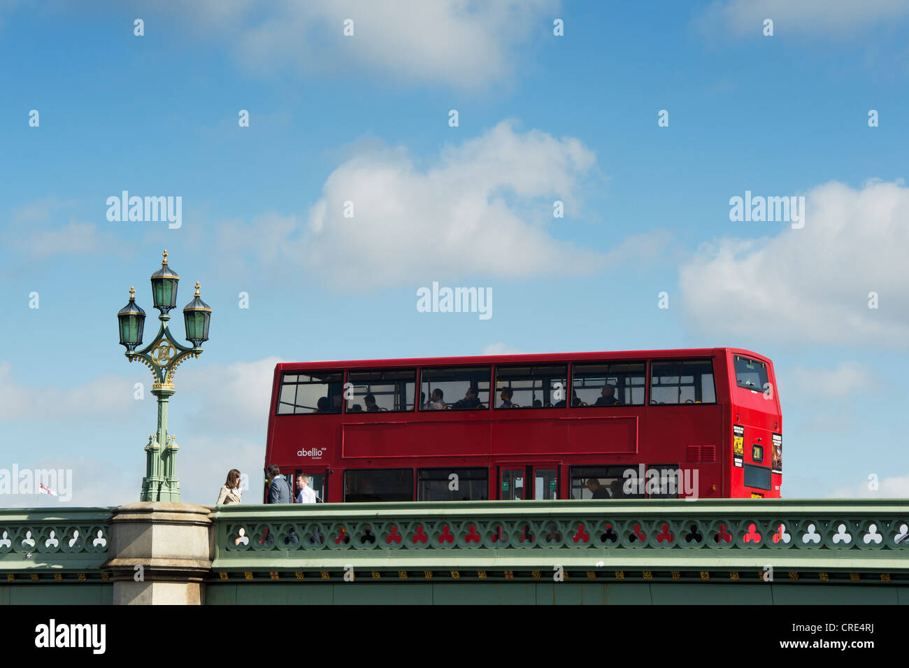 Roten Londoner Doppeldecker-Bus auf Westminster Bridge. London Stockfoto