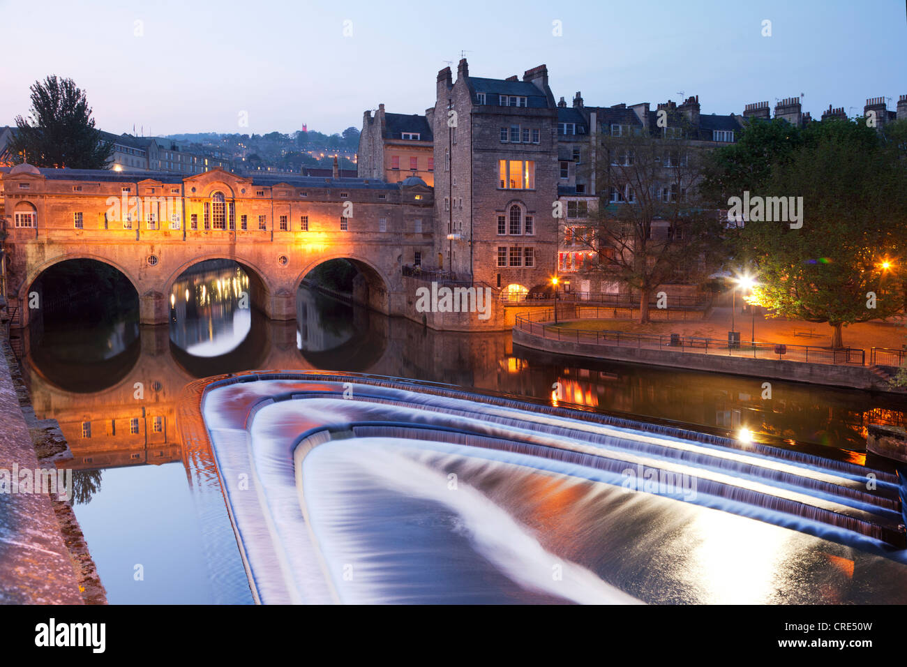 Pulteney Bridge und Weir, Bath, England, in der Dämmerung. Stockfoto