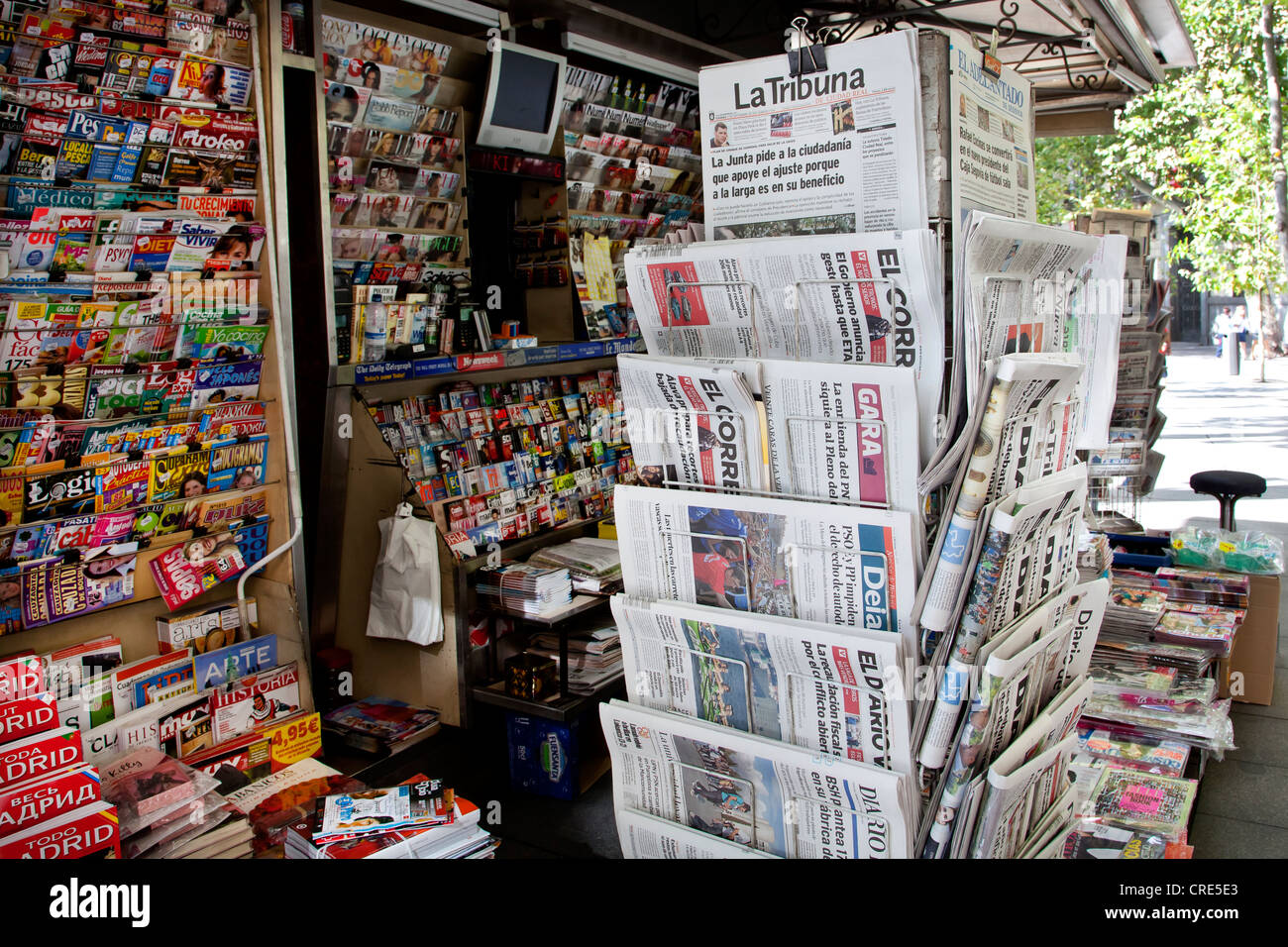 Zeitungskiosk mit spanischen Zeitungen und Zeitschriften in Madrid, Spanien, Europa Stockfoto