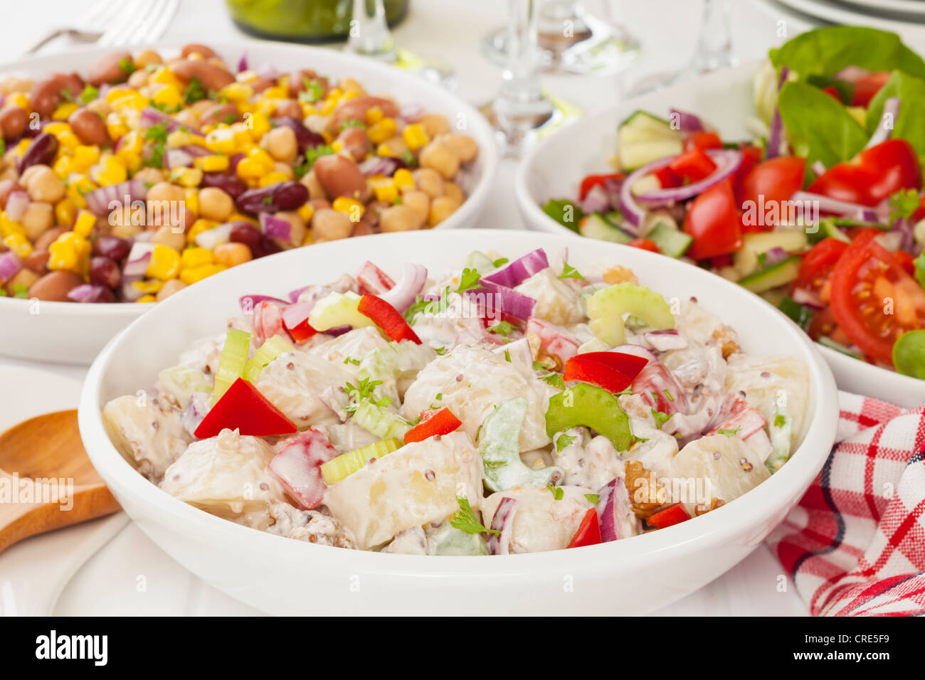 Eine Auswahl an Salaten auf einem Buffet-Tisch Stockfoto