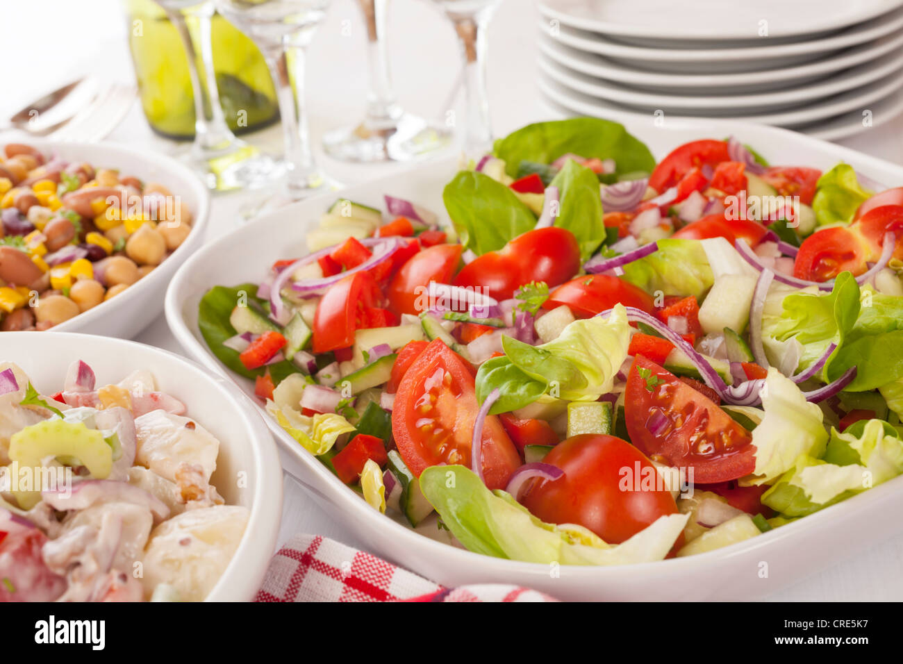 Eine Auswahl an Salaten auf einem Buffet-Tisch. Stockfoto