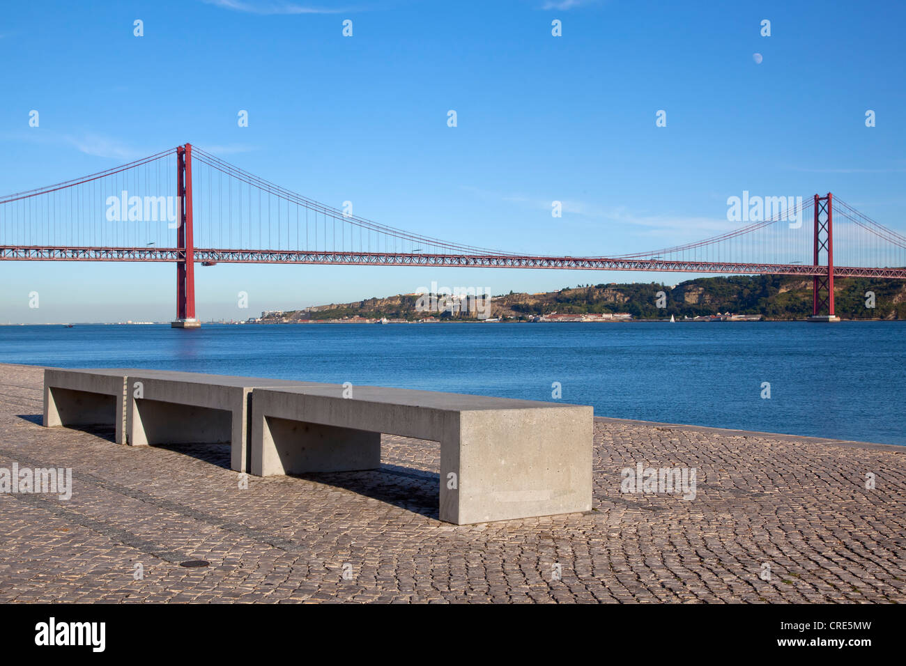 Bank am Ufer des Rio Tejo vor der Ponte 25 de Abril Brücke im Stadtteil Belem, Lissabon, Portugal Stockfoto