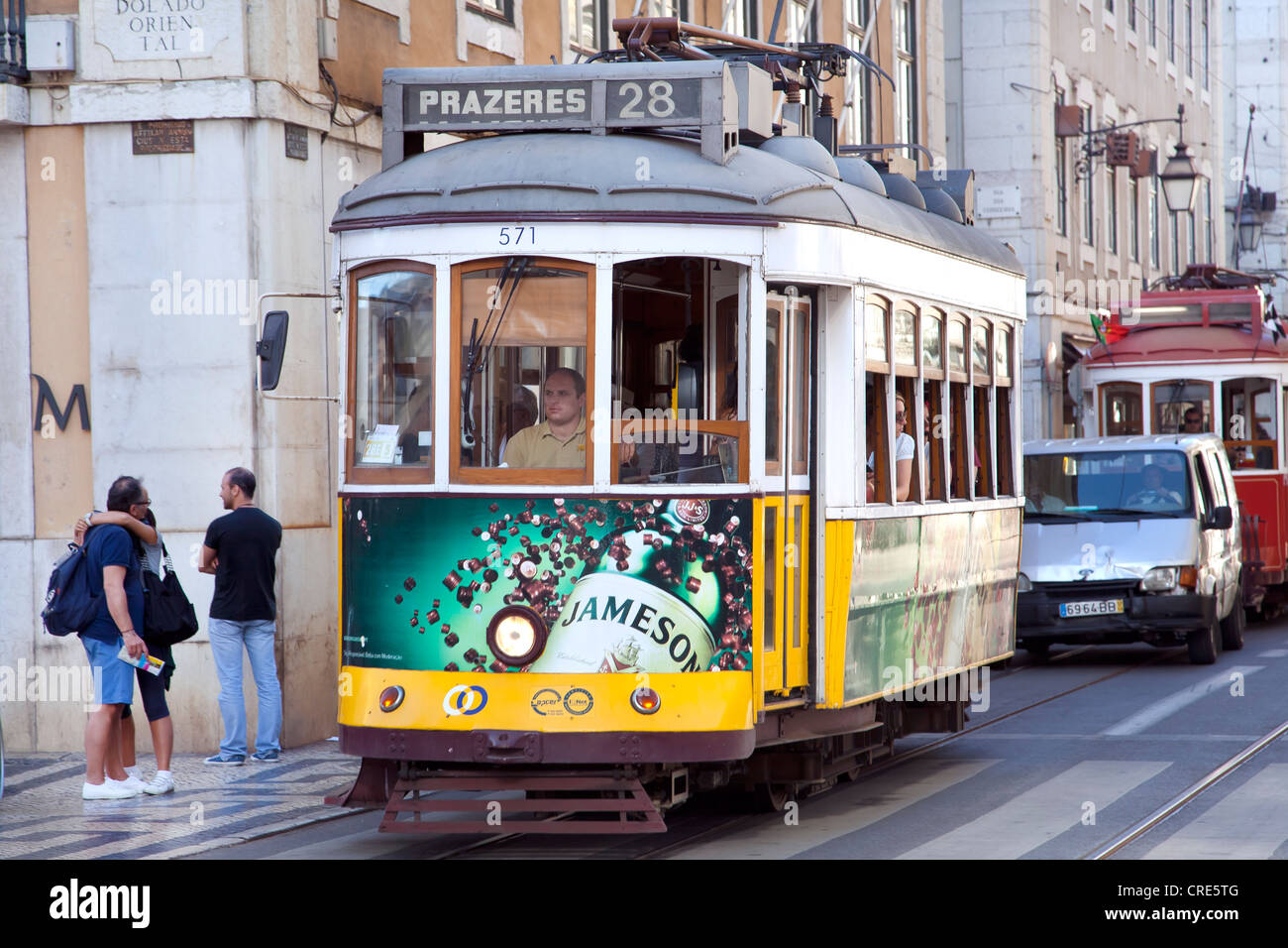 Historische Straßenbahn, Electrico 28, im historischen Viertel Alfama in Lissabon, Portugal, Europa Stockfoto
