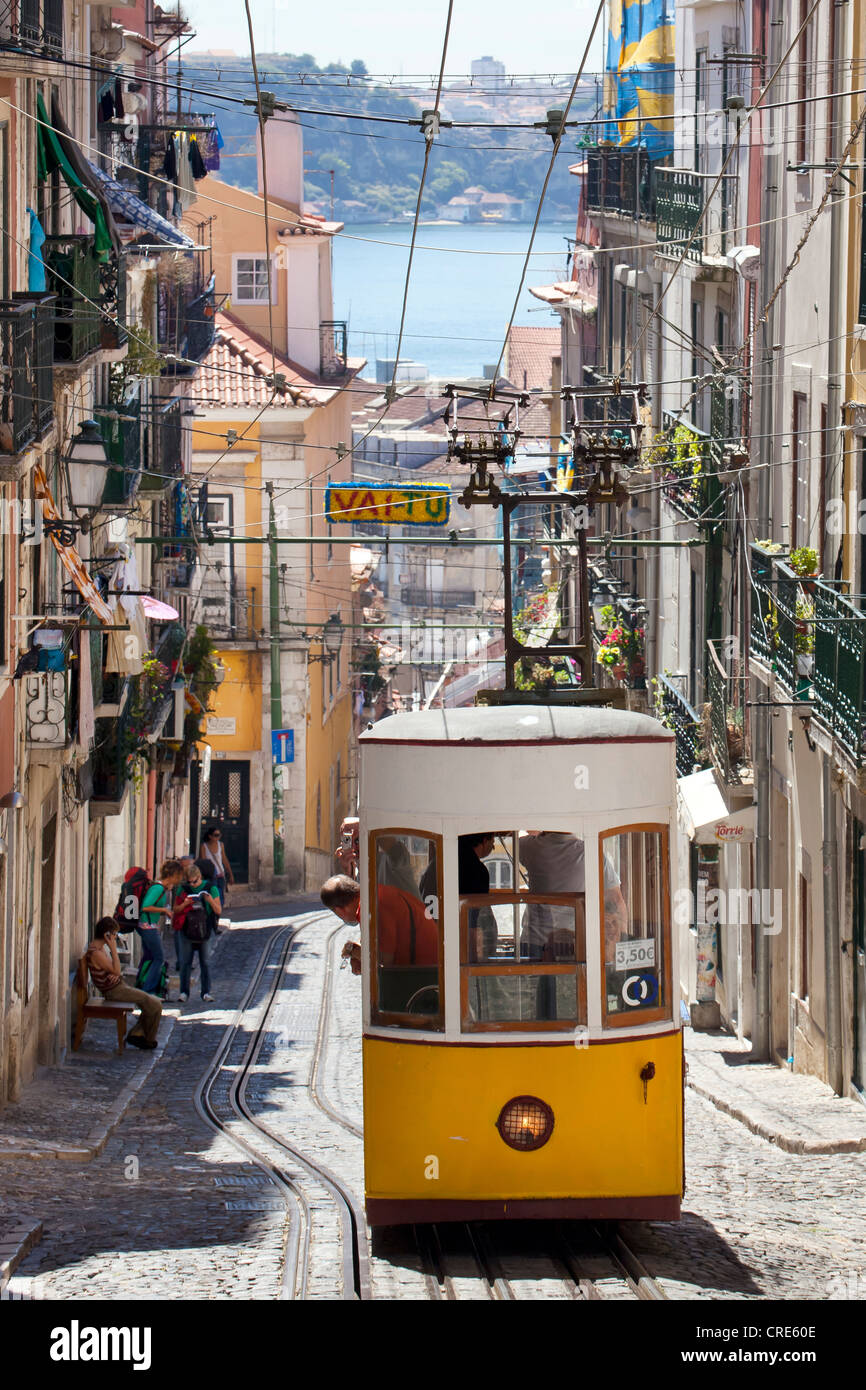 Straßenbahn der Elevador da Bica Standseilbahn, mit Blick auf den Rio Tejo Fluss, in das Viertel Bairro Alto, Lissabon, Portugal Stockfoto