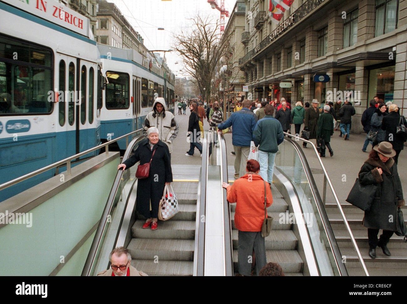 Menschen in einer Fußgängerzone mit einem vorbeifahrenden Straßenbahnen,  Zürich, Schweiz Stockfotografie - Alamy