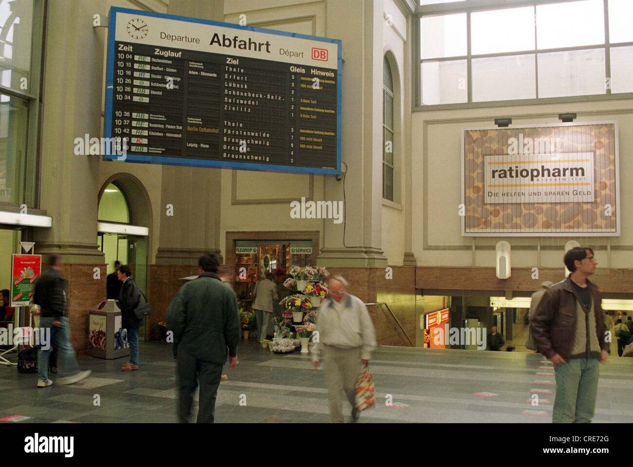 Haupthalle mit Anzeiger Deutsche Bahn, Hauptbahnhof Magdeburg