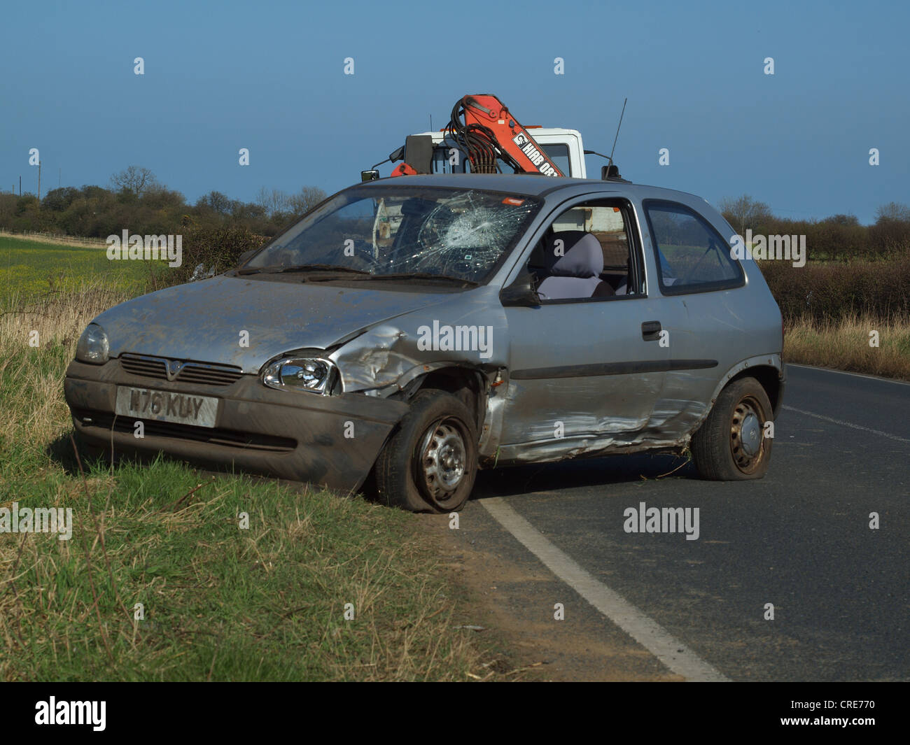 Ein Opel Corsa, die nicht zu eine Biegung einer Straße, was bei einem Autounfall zu verhandeln und dann wurde abgeschleppt durch einen Abschleppwagen. Stockfoto