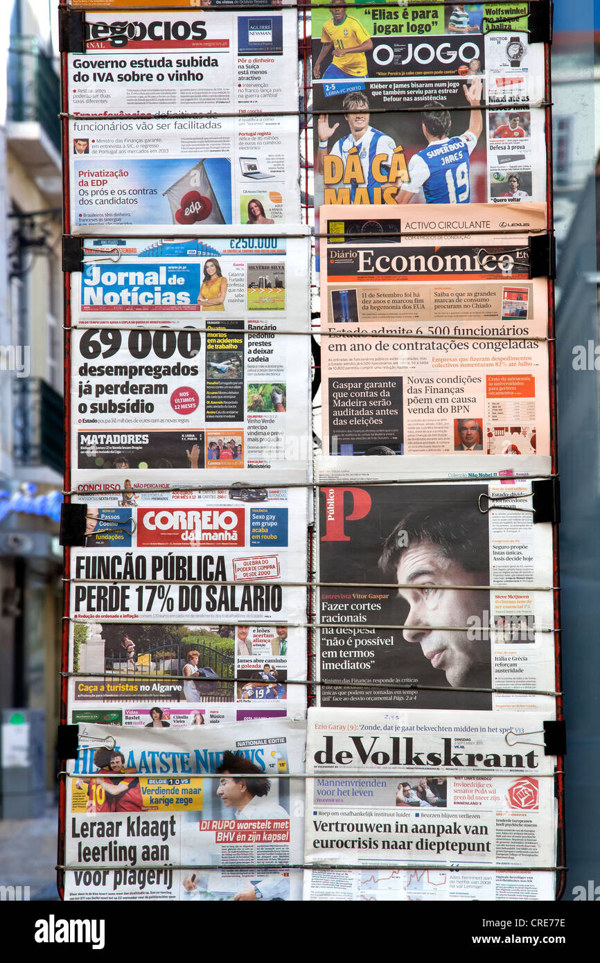 Portugiesische und internationale Zeitungen am Kiosk in Lissabon, Portugal, Europa Stockfoto