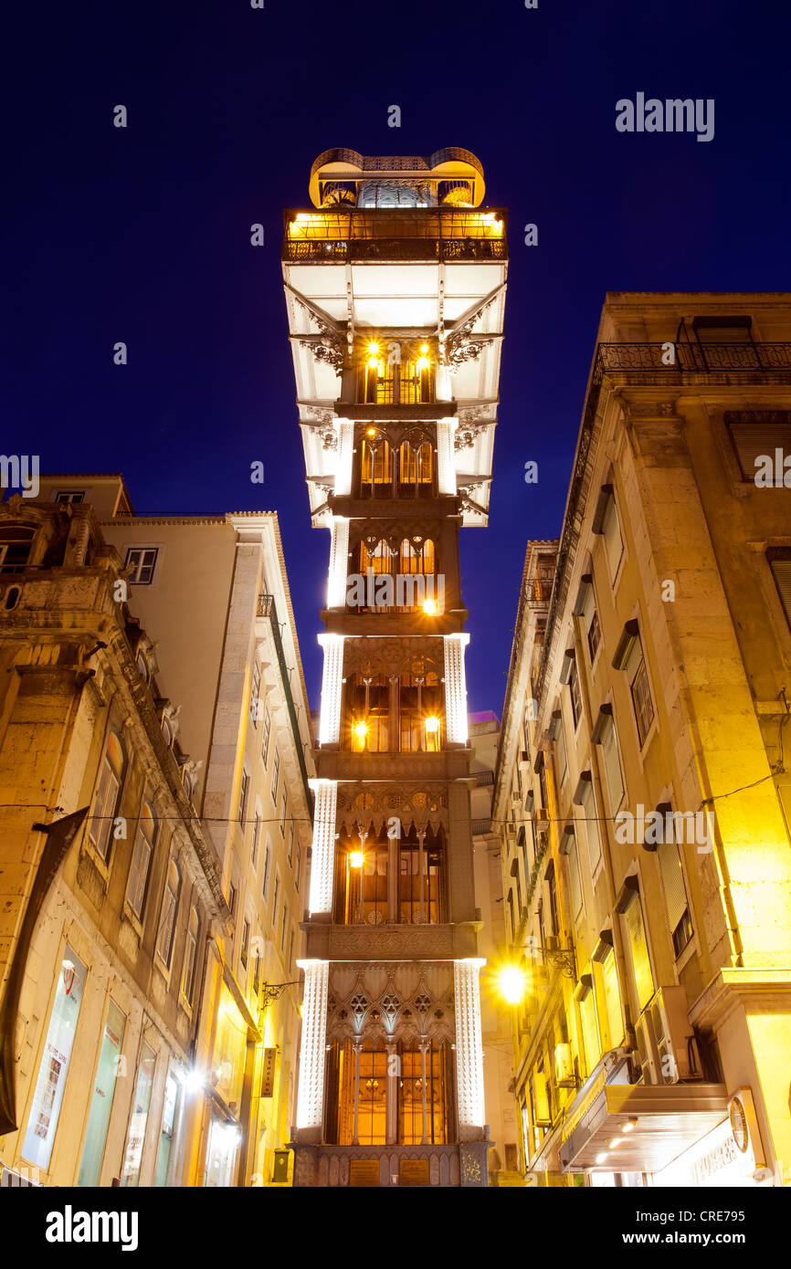 Elevador de Santa Justa, Santa Justa Aufzug, in der Nacht, verbindet die beiden historischen Stadtviertel Baixa und Chiado, Lissabon Stockfoto
