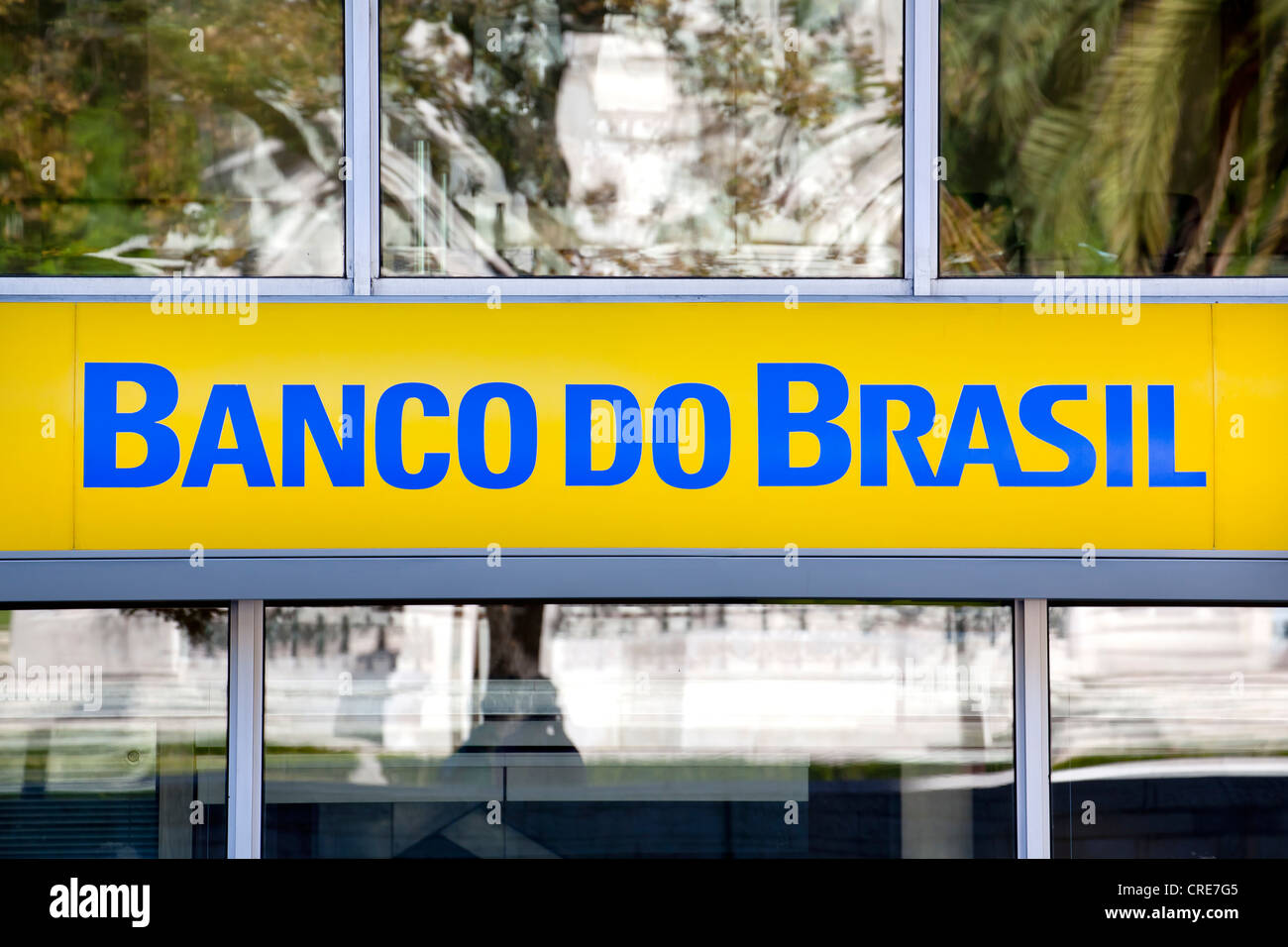 Logo, Schriftzug auf einem Ast der brasilianischen Bank Banco do Brasil in Lissabon, Portugal, Europa Stockfoto