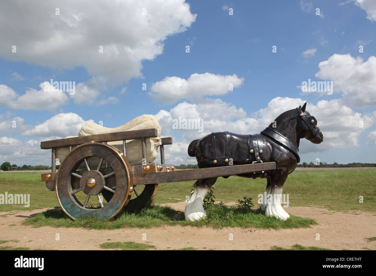 Perceval lebensgroßen Shire Horse von Sarah Lucas, Pastiche, Kitsch Parodie auf niedrige Stirn "Mantel Stück" Keramik, Snape, Suffolk, UK Stockfoto