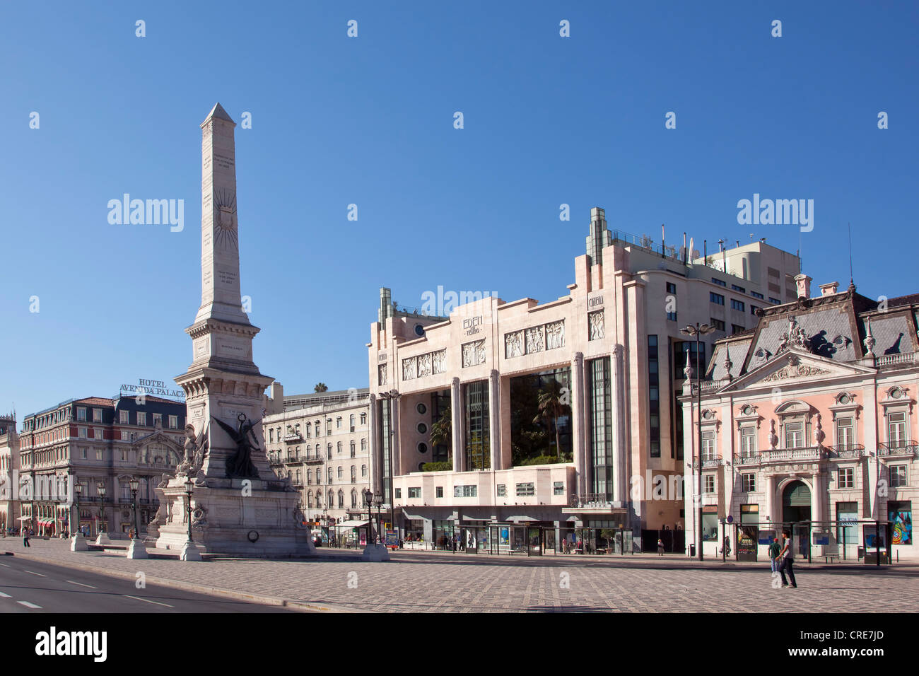 Obelisk am Praça Dos Restauradores Platz am ehemaligen Eden Kino, ein Kino aus den 30er Jahren Art-Deco-Stil, im historischen Stockfoto