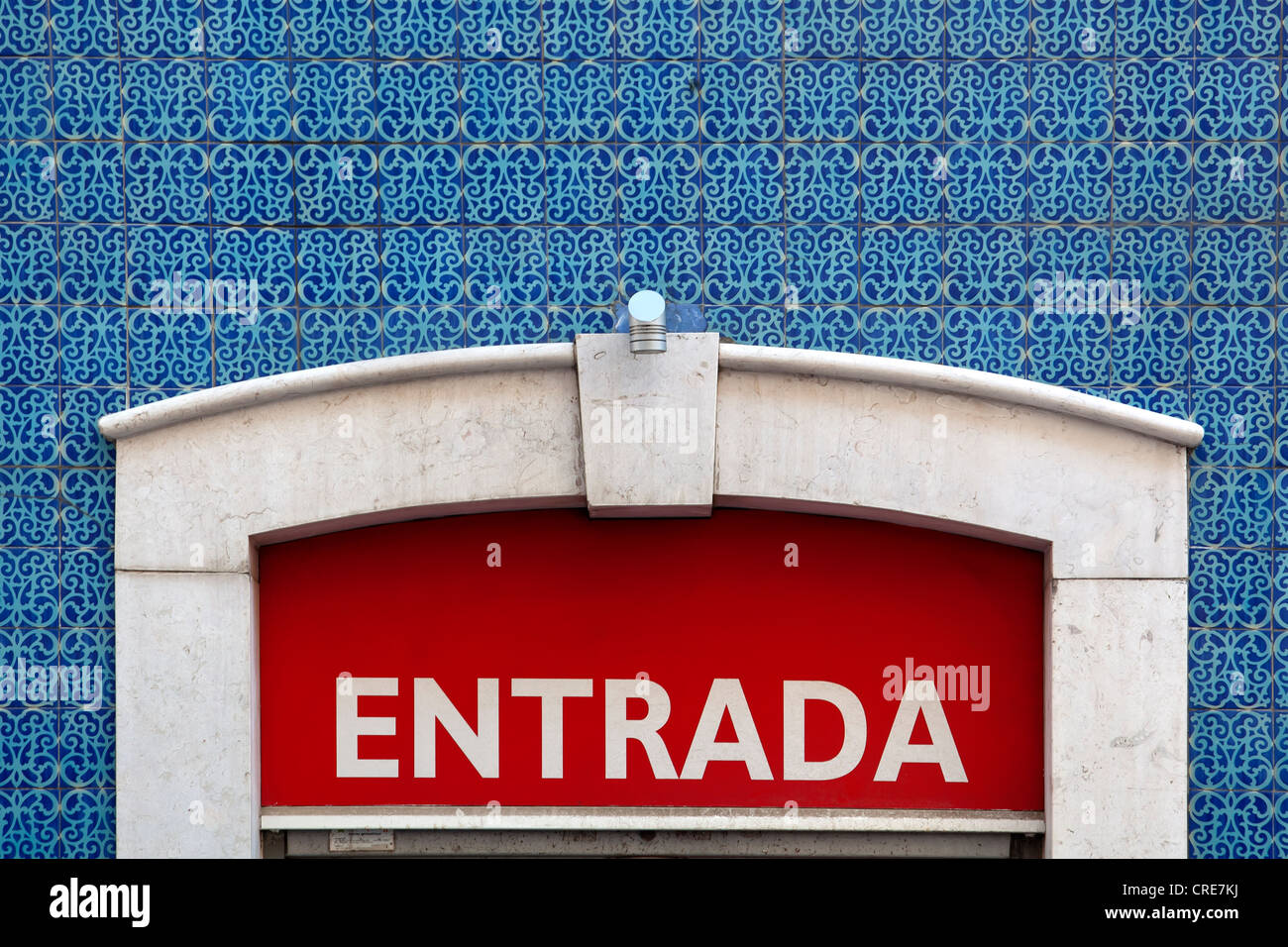 Entrada, Eingang melden Sie an einer gefliesten Wand in dem historischen Viertel Baixa in Lissabon, Portugal, Europa Stockfoto