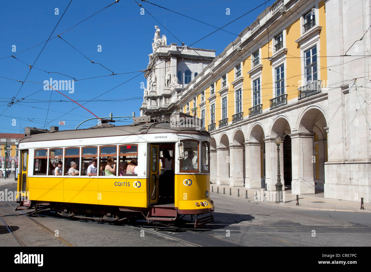 Historische Straßenbahn, Electrico 15, vor dem Justizministerium, Ministerio da Justica, im historischen Viertel Baixa Stockfoto