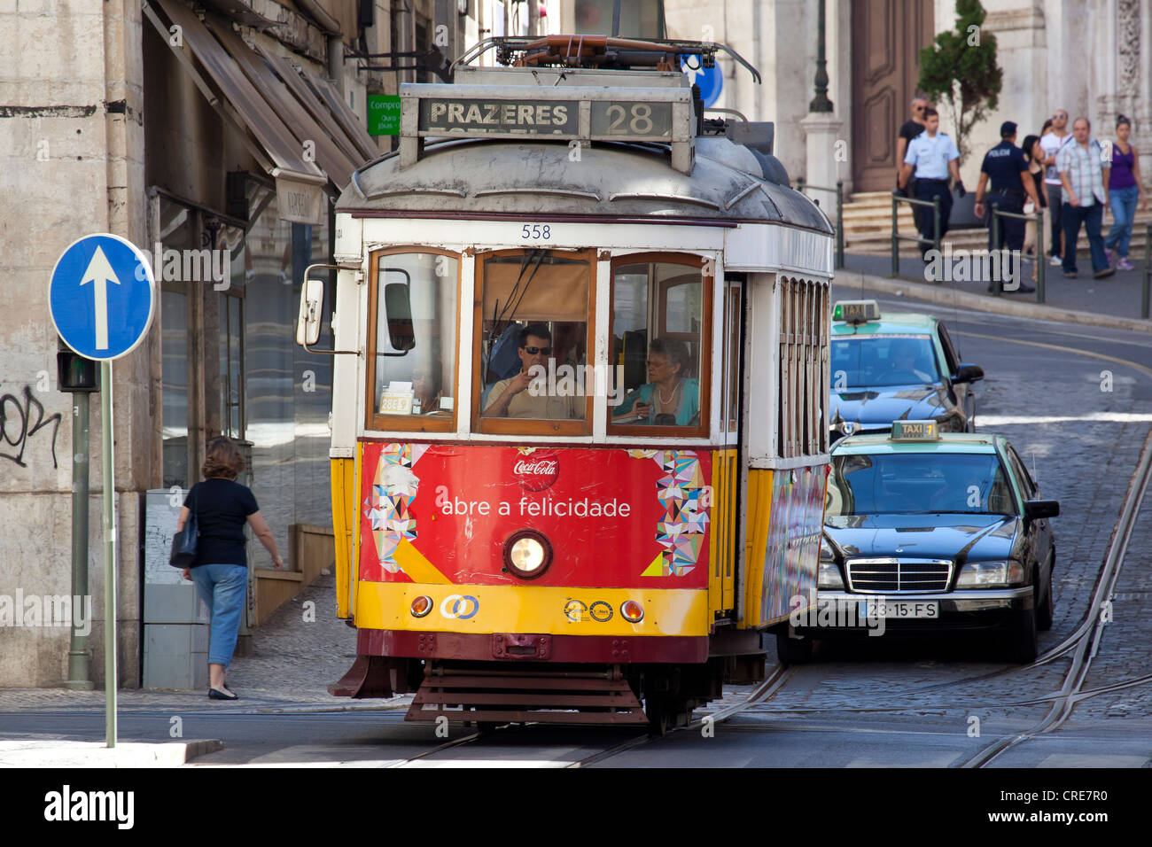 Historische Straßenbahn, Electrico 28, im historischen Viertel Alfama in Lissabon, Portugal, Europa Stockfoto