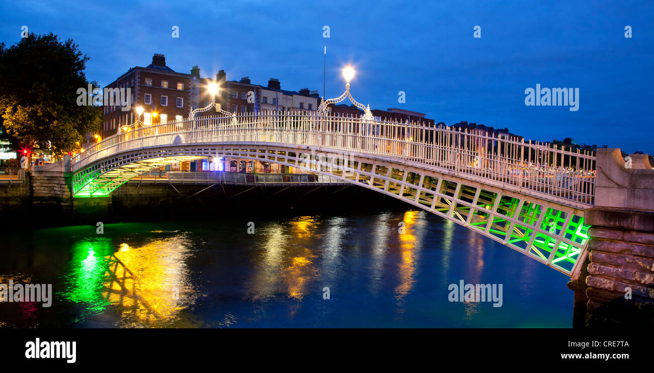 Fluss Liffey mit der Halfpenny Bridge, auch bekannt als die Ha'penny-Brücke in der Nacht, Dublin, Irland, Europa Stockfoto