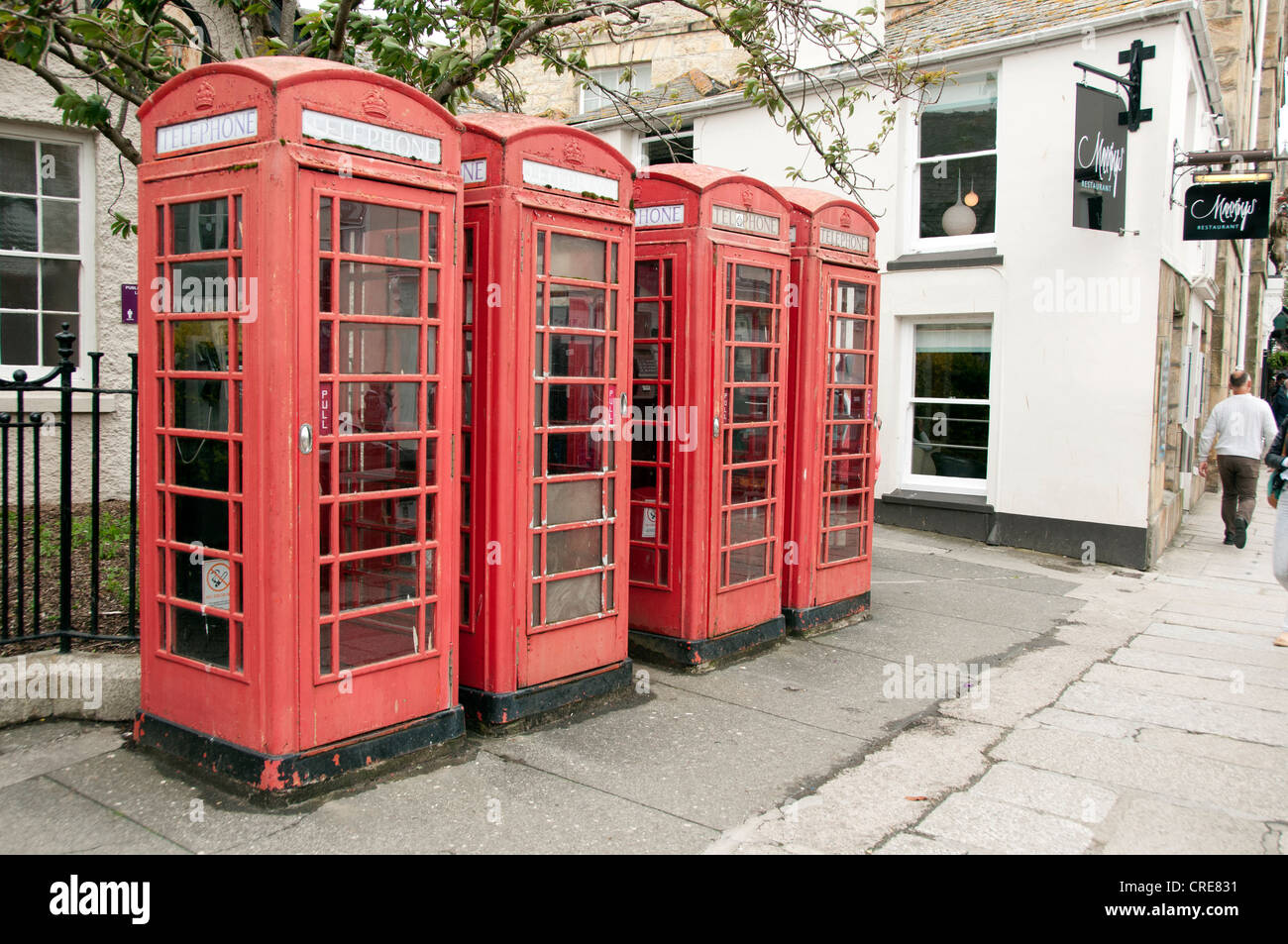 Alte englische rote Telefonzellen in Folge Stockfoto