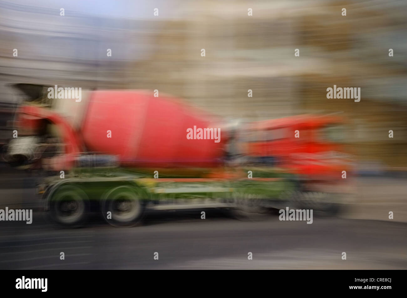 Betonmischer-LKW in Bewegung Stockfoto