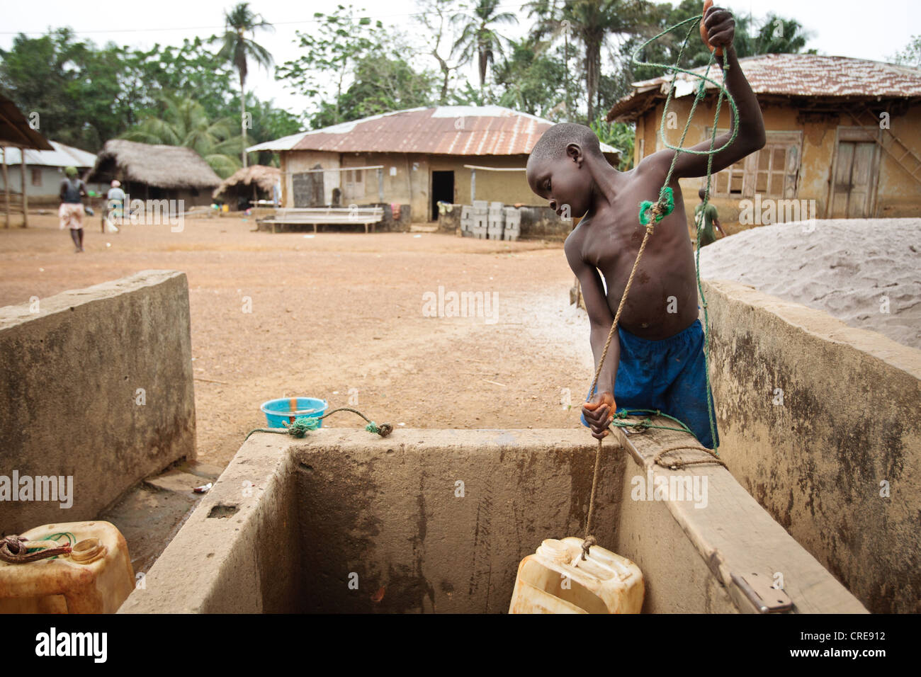 Ein Junge zieht das Wasser aus einem Brunnen in dem Dorf Kawejah, Grand Cape Mount County, Liberia auf Freitag, 6. April 2012. Stockfoto