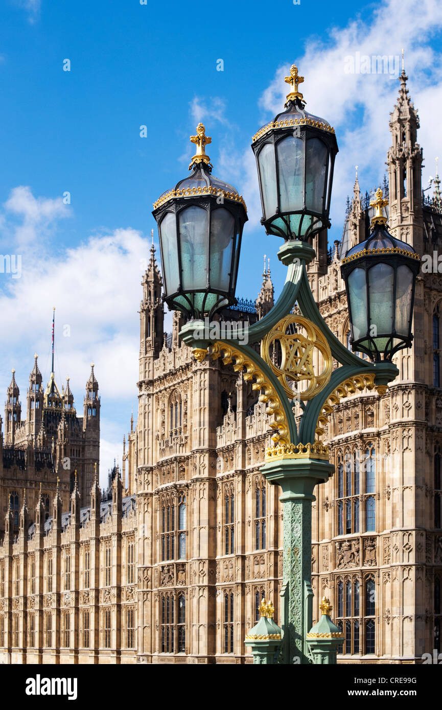 Straßenlaternen vor Houses of Parliament. London, England Stockfoto