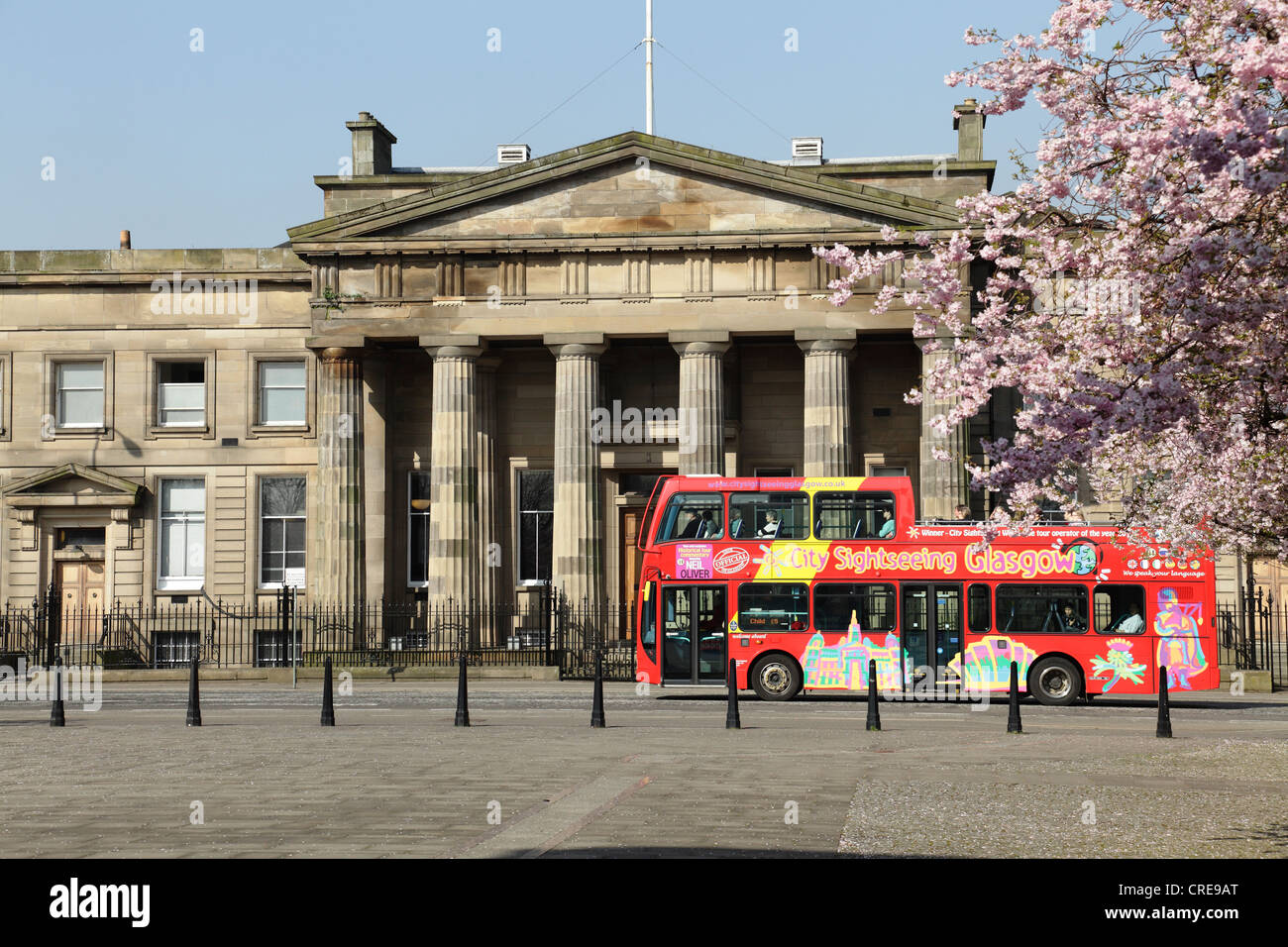 Glasgow City Sightseeing Tour Bus vorbei am Old High Court Gebäude auf Saltmarket in Spring, Schottland, Großbritannien Stockfoto