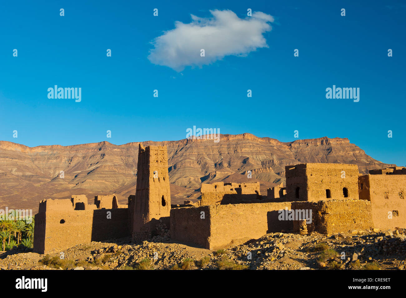 Zerstörten Kasbah auf einem Hügel, einem ehemaligen Berber Haus gebaut von Adobe, Bergkette des Berges Djebel Kissane Tabelle auf der Rückseite Stockfoto