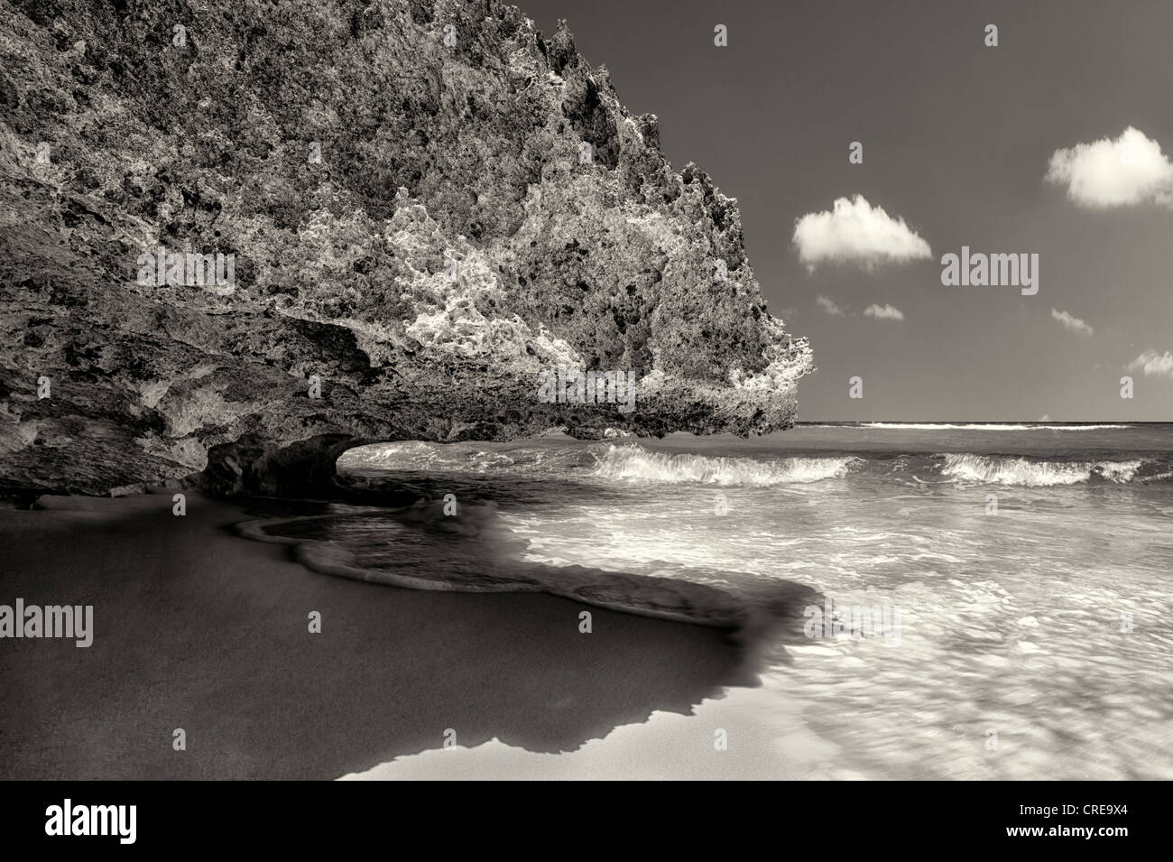 Rock Überhang am Mudjin Hafen. Mittleren Caicos. Stockfoto