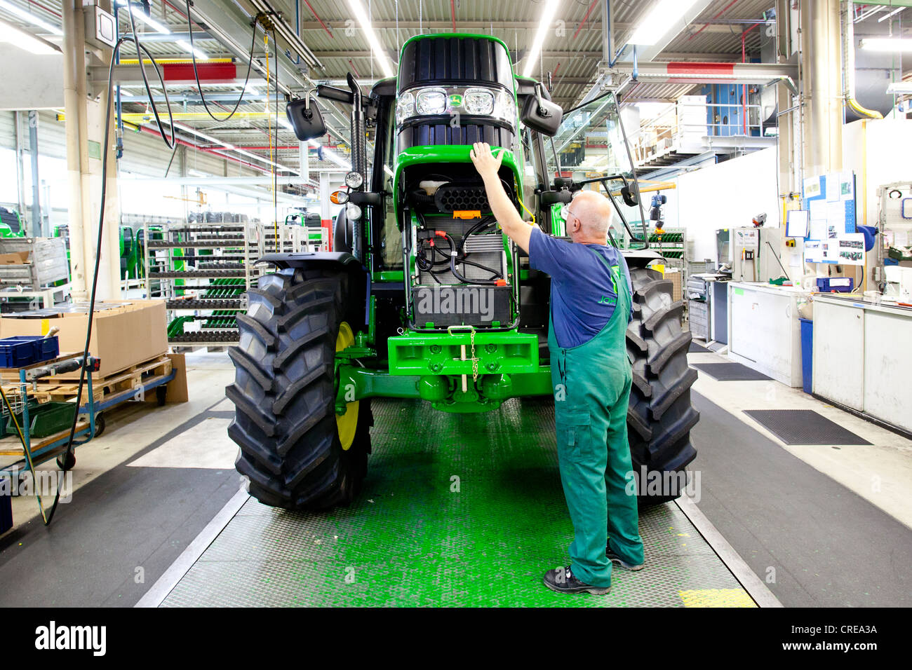 Batterie-Kontrolle im Bereich Traktor Produktion in der Europazentrale von der amerikanische Landmaschinen Stockfoto