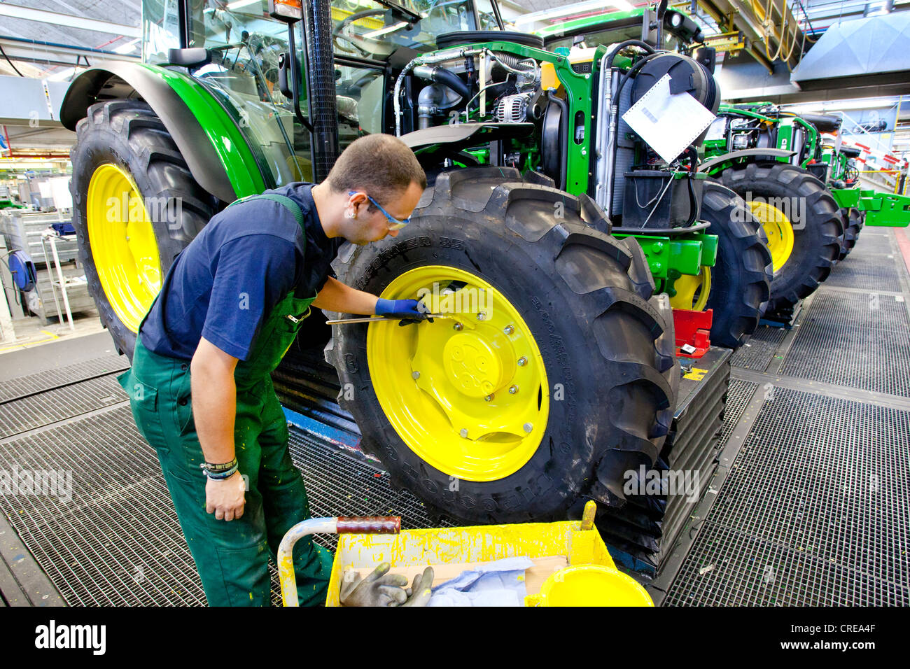 Räder sind einen neuen Anstrich im Bereich Traktor Produktion in der Europazentrale der amerikanischen Landwirtschaft gegeben. Stockfoto