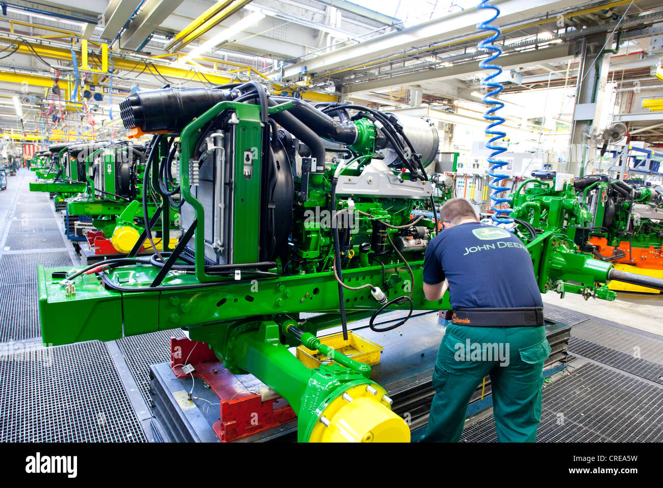 Motor ist montiert auf einen Frame im Montagebereich Motor des Traktors Produktionsabschnittes in der Europazentrale von der Stockfoto