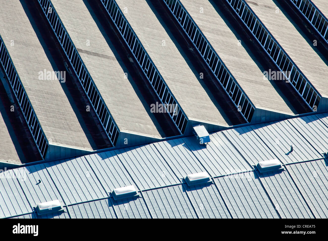 Luftaufnahme des Daches eines Fabrikgebäudes in Cham, Bayern, Deutschland, Europa Stockfoto