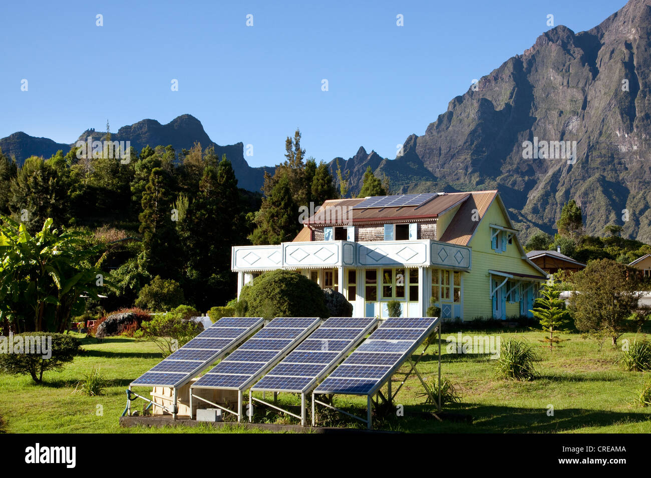 Berghütte mit Sonnenkollektoren, Photovoltaik, abgelegenen und schwer zugänglichen Berg Dorf von La Nouvelle Stockfoto