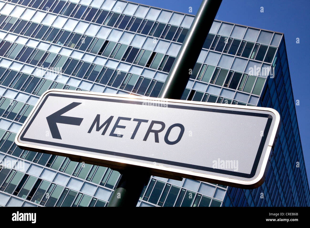 Sign post Metro, Sitz der Metro Group, Metro AG, Düsseldorf, Nordrhein-Westfalen, Deutschland, Europa Stockfoto