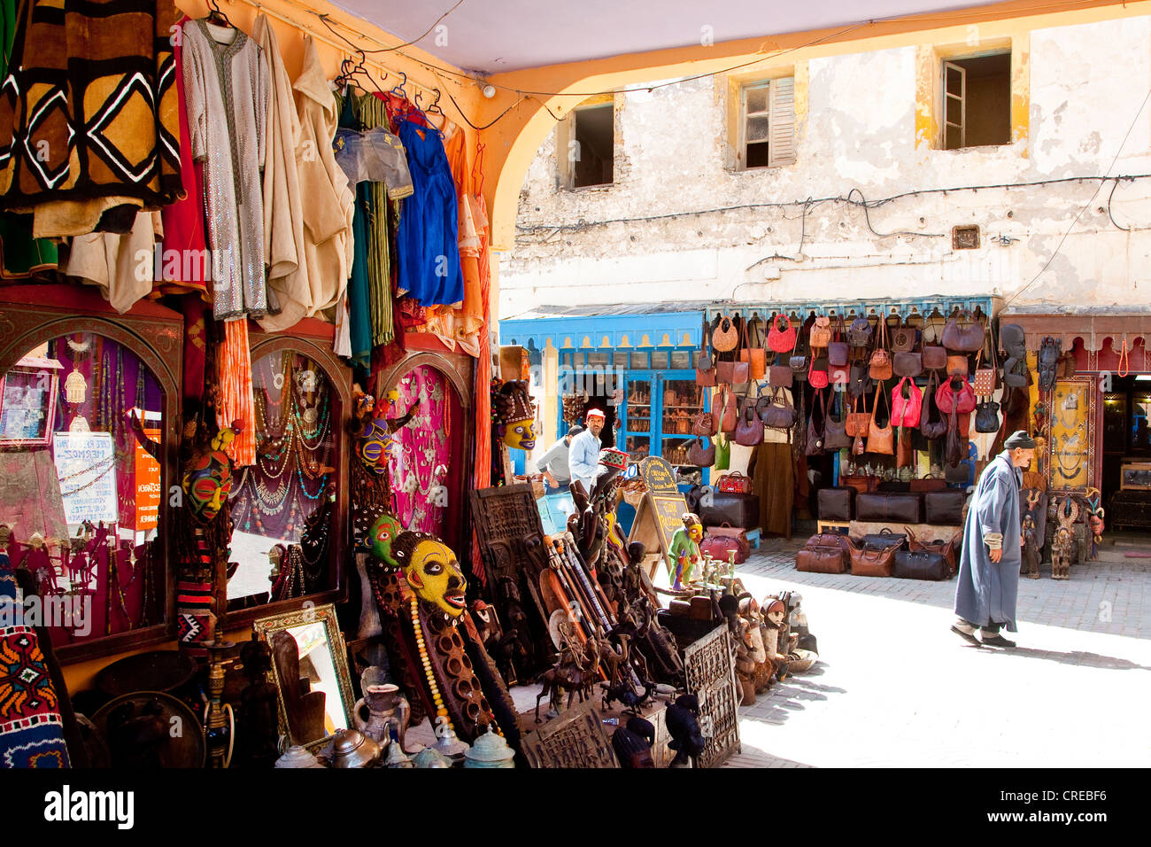 Souvenir-Shop in der historischen Stadt oder Medina, UNESCO-Weltkulturerbe, Essaouira, Marokko, Afrika Stockfoto