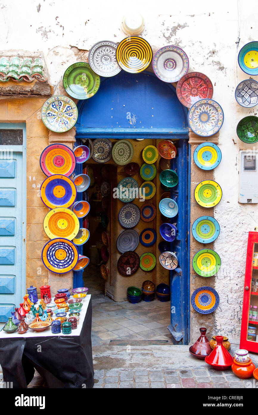 Souvenir-Shop mit keramischen Platten in der historischen Stadt oder Medina, UNESCO-Weltkulturerbe, Essaouira, Marokko, Afrika Stockfoto