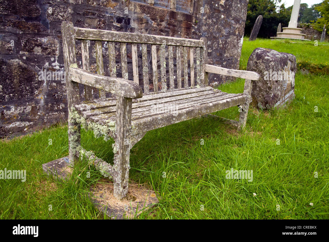 Verwitterte Bank auf dem Friedhof in Sheepstor, Devon, England Stockfoto