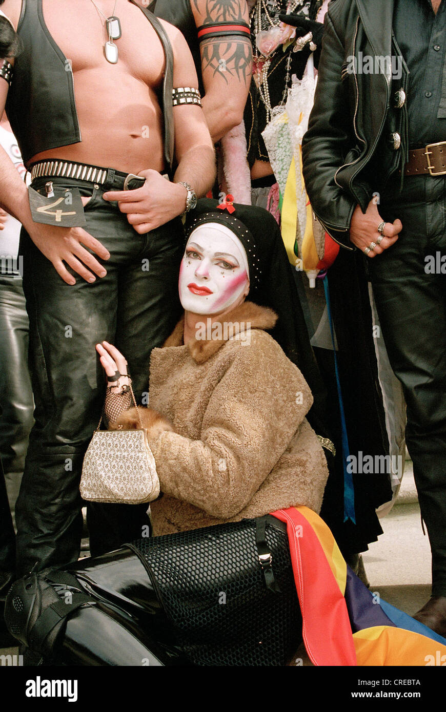 Drag-Queen der Schwestern der ewigen Genuss, kniend vor einem Leder-Mann, Berlin, Deutschland Stockfoto