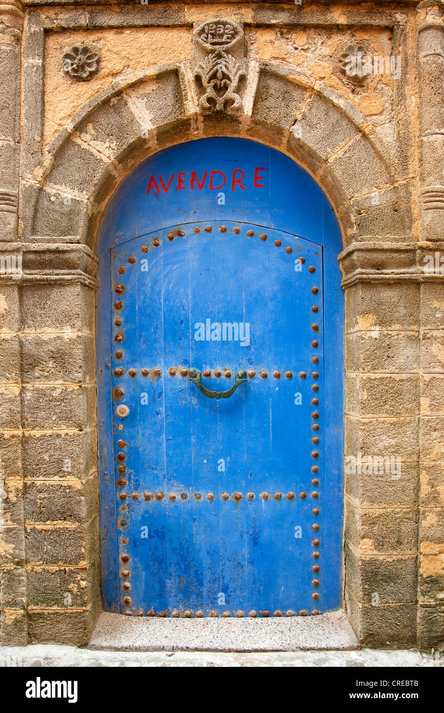 Typische alte Holztür zu einem Wohnhaus in der historischen Stadt oder Medina, UNESCO-Weltkulturerbe, Marokko, Afrika Stockfoto