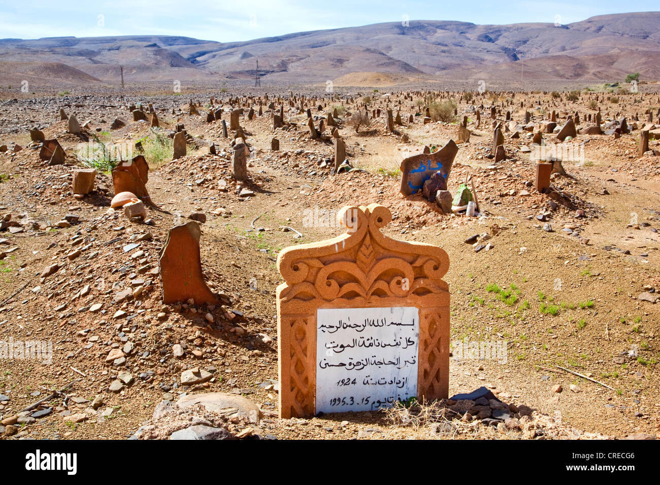Friedhof in einem Feld, Draa-Tal in der Nähe von Zagora, Marokko, Afrika Stockfoto