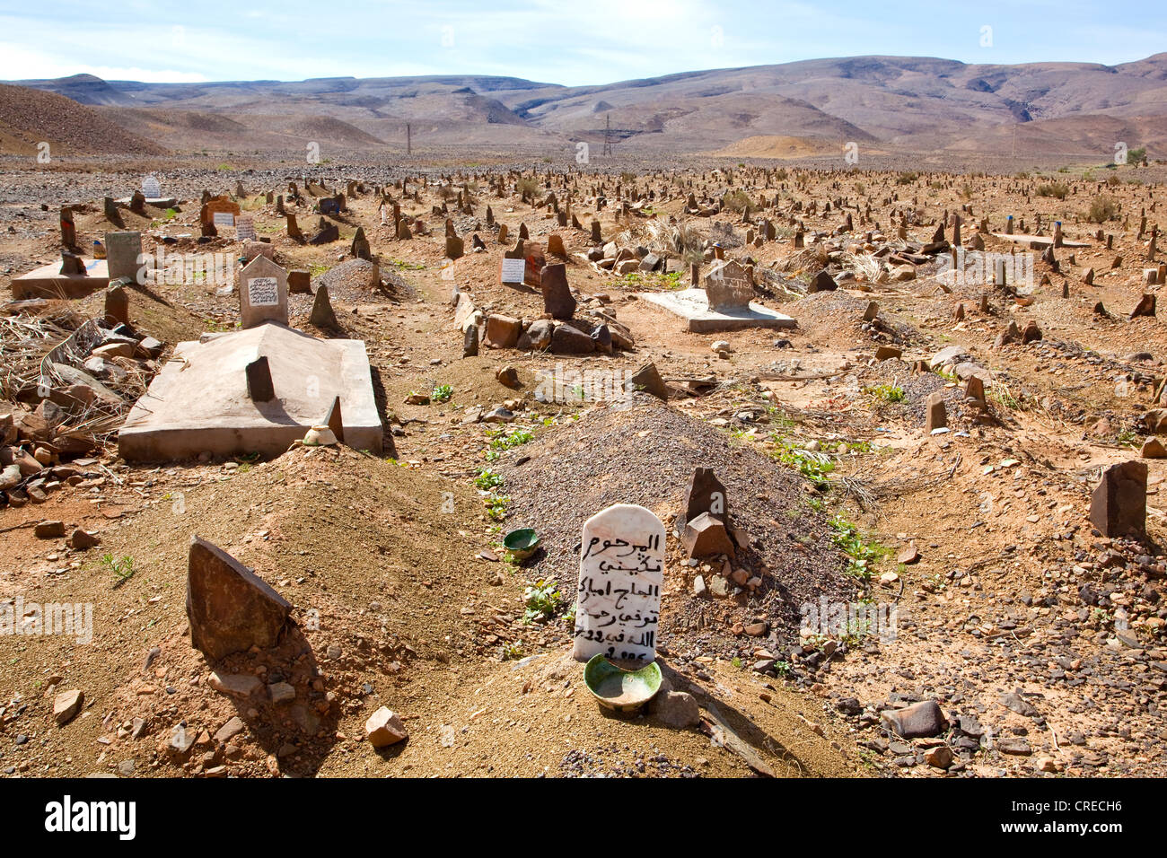 Friedhof in einem Feld, Draa-Tal in der Nähe von Zagora, Marokko, Afrika Stockfoto
