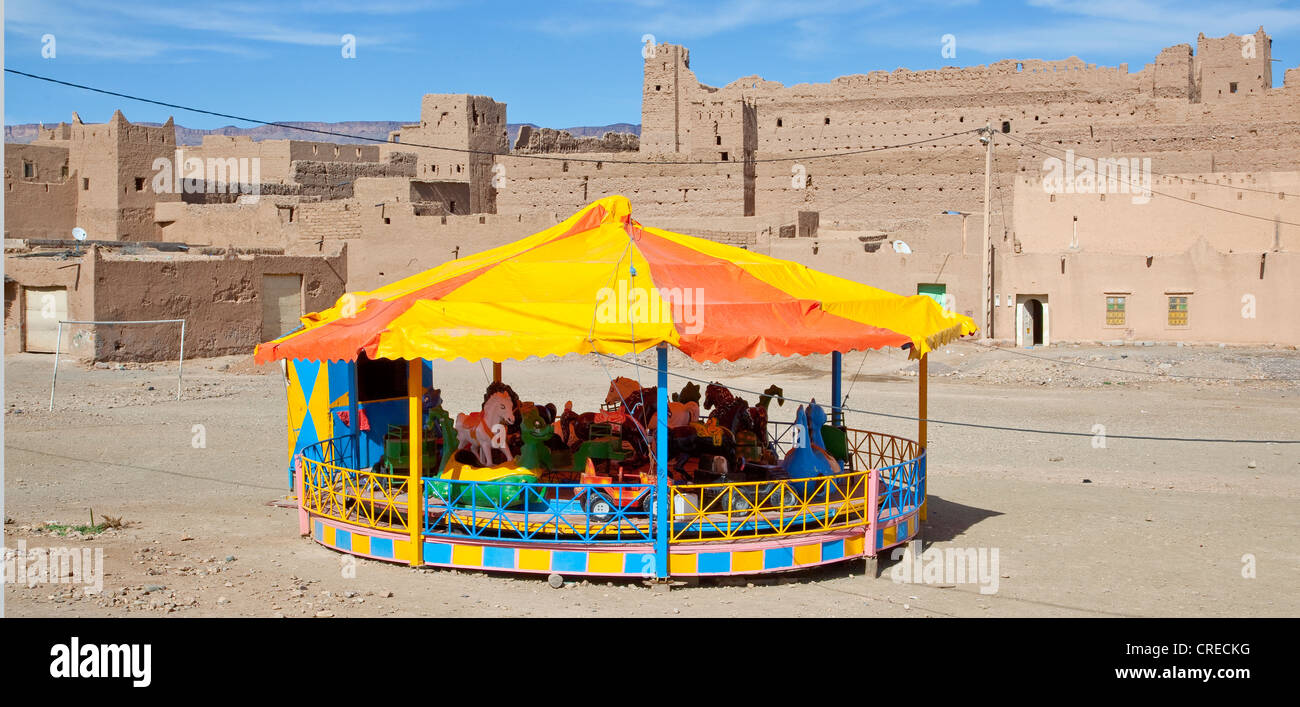 Karussell auf dem Dorfplatz in Tinezouline, Draa-Tal, Marokko, Afrika Stockfoto