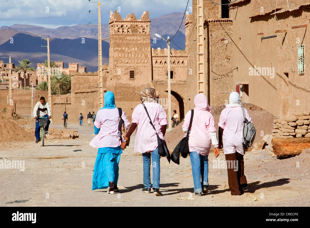 Schulmädchen tragen Schule Uniformen, Agdz, Marokko, Afrika Stockfoto