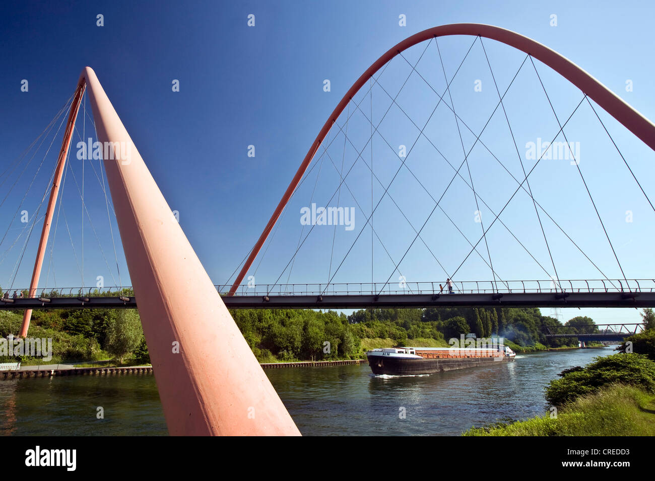 die rote Stahl-Bogenbrücke über den Rhein-Herne-Kanal am Nordstern Park, Deutschland, Nordrhein-Westfalen, Ruhrgebiet, Gelsenkirchen Stockfoto