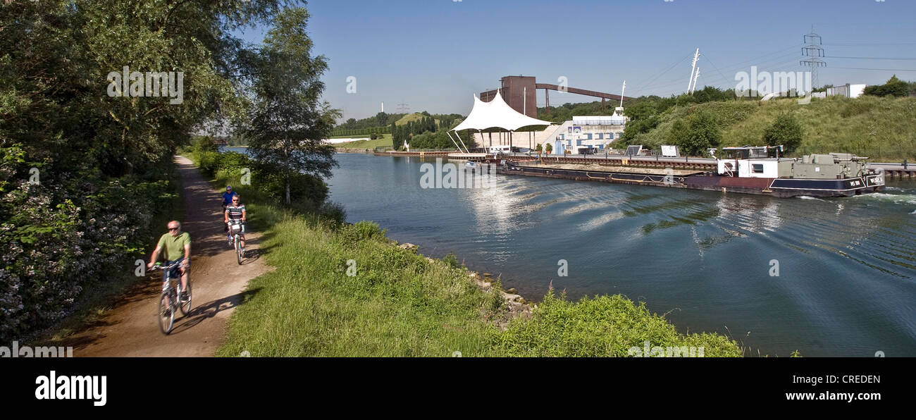 Radfahrer auf dem Radweg neben der Rhein-Herne-Kanal am Nordstern Park, Deutschland, Nordrhein-Westfalen, Ruhrgebiet, Gelsenkirchen Stockfoto