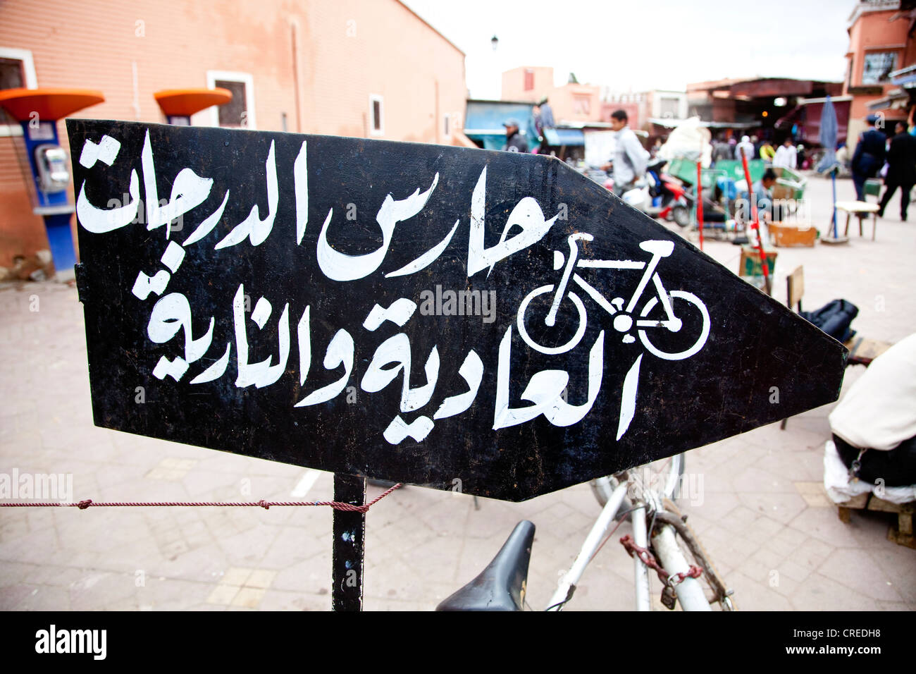 Zeichen für ein Fahrrad-Parkplatz in Platz Djemaa El Fna, Medina oder Altstadt, UNESCO-Weltkulturerbe, Marrakesch, Marokko Stockfoto