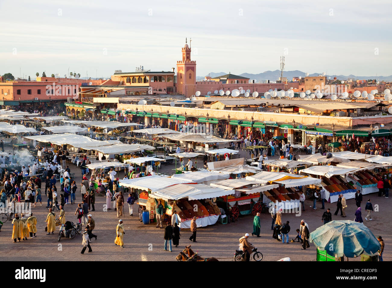 Essen und Markt Stände in Djemaa El Fna Platz, Medina oder Altstadt, UNESCO-Weltkulturerbe, Marrakesch, Marokko, Afrika Stockfoto