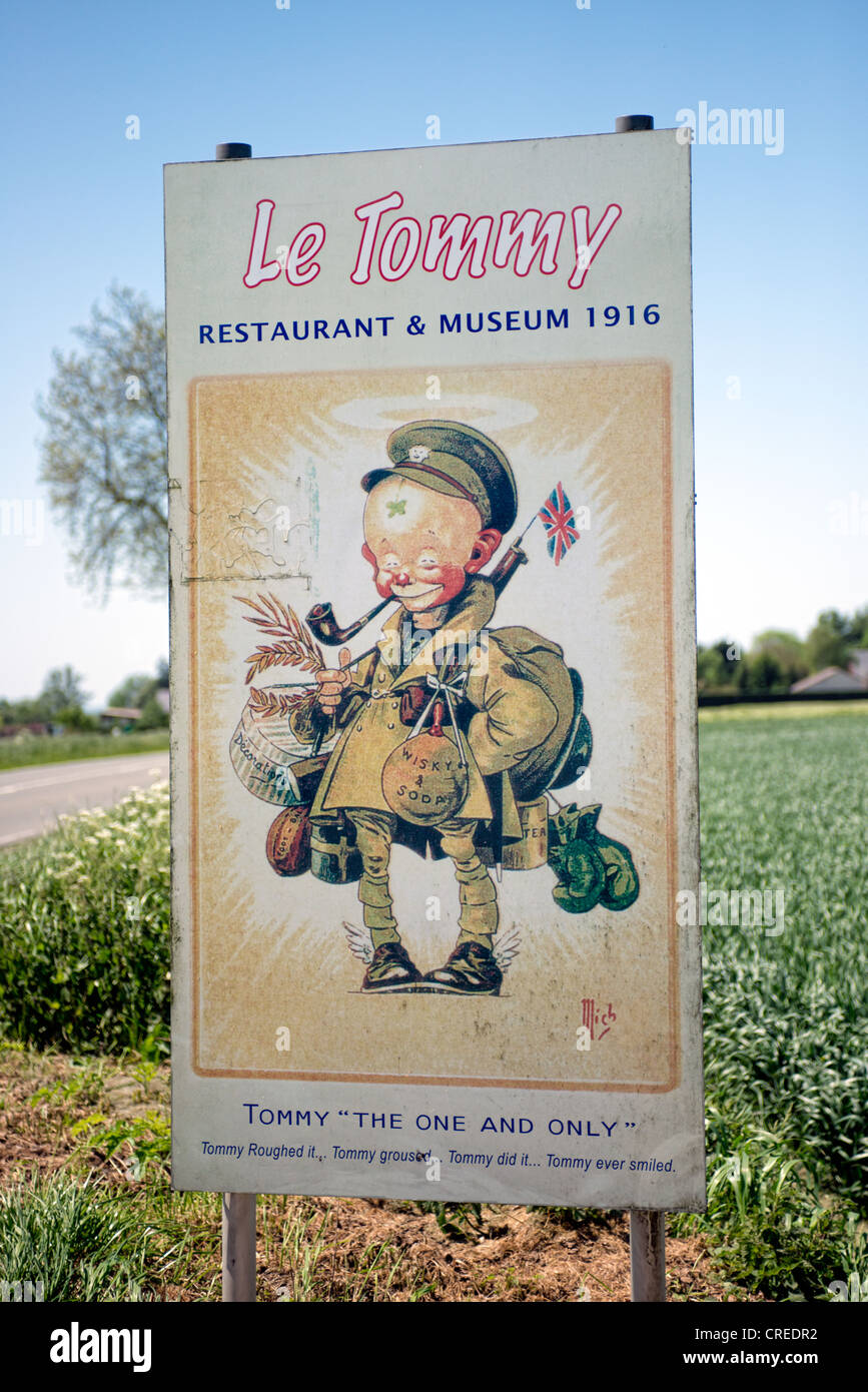 Das Zeichen für Le Tommy Restaurant & Museum auf der Straße, die Eingabe von Pozières, Somme, Frankreich Stockfoto