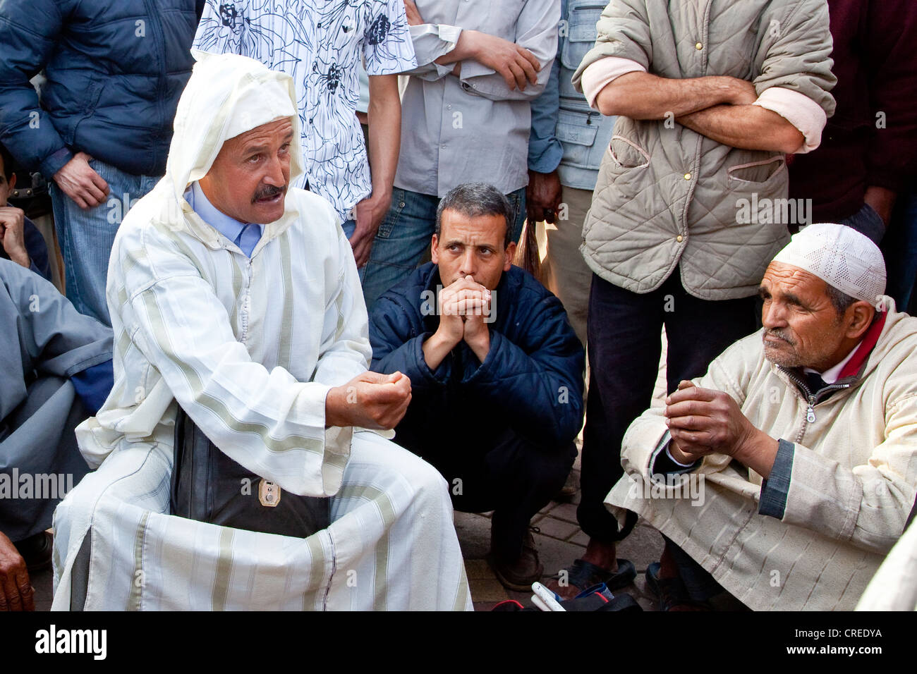 Geschichtenerzähler tragen traditionelle Djellaba in Platz Djemaa El Fna, Medina oder Altstadt, UNESCO-Weltkulturerbe, Marrakesch Stockfoto