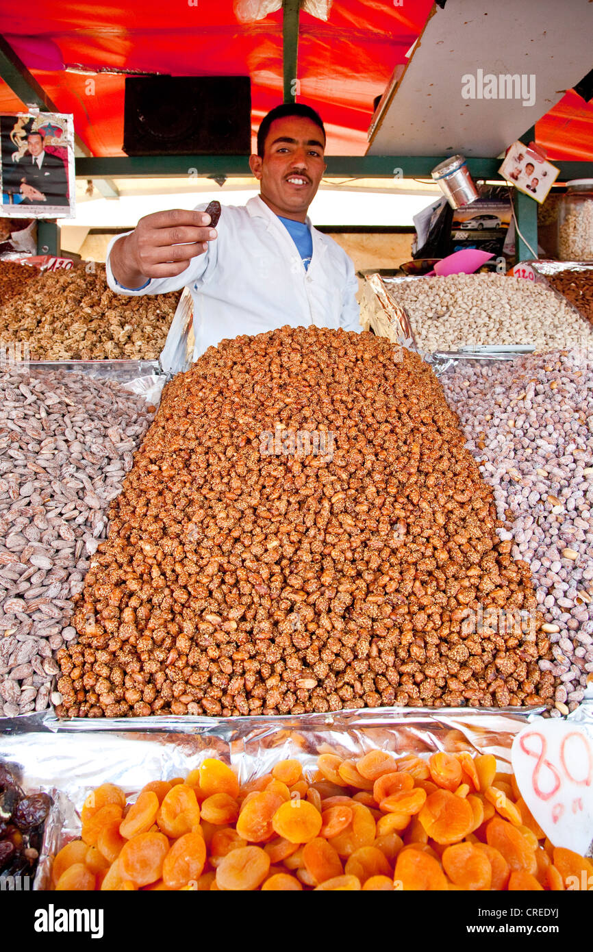 Getrocknete Früchte, Nüssen, Datteln und Mandeln an einem Marktstand auf dem Marktplatz Djemaa el Fna in der Medina, der Altstadt Stockfoto
